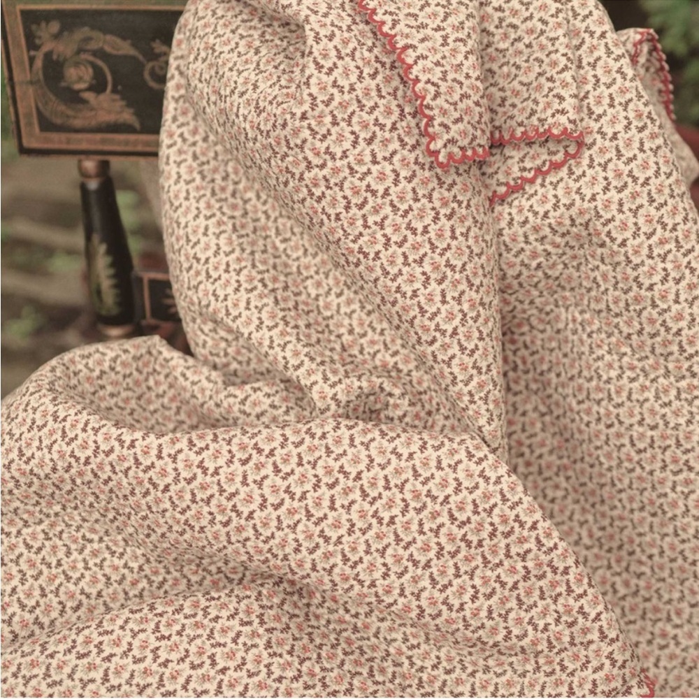 DÔEN 2 Twin Quilts in Cream Winter Ditsy EUC